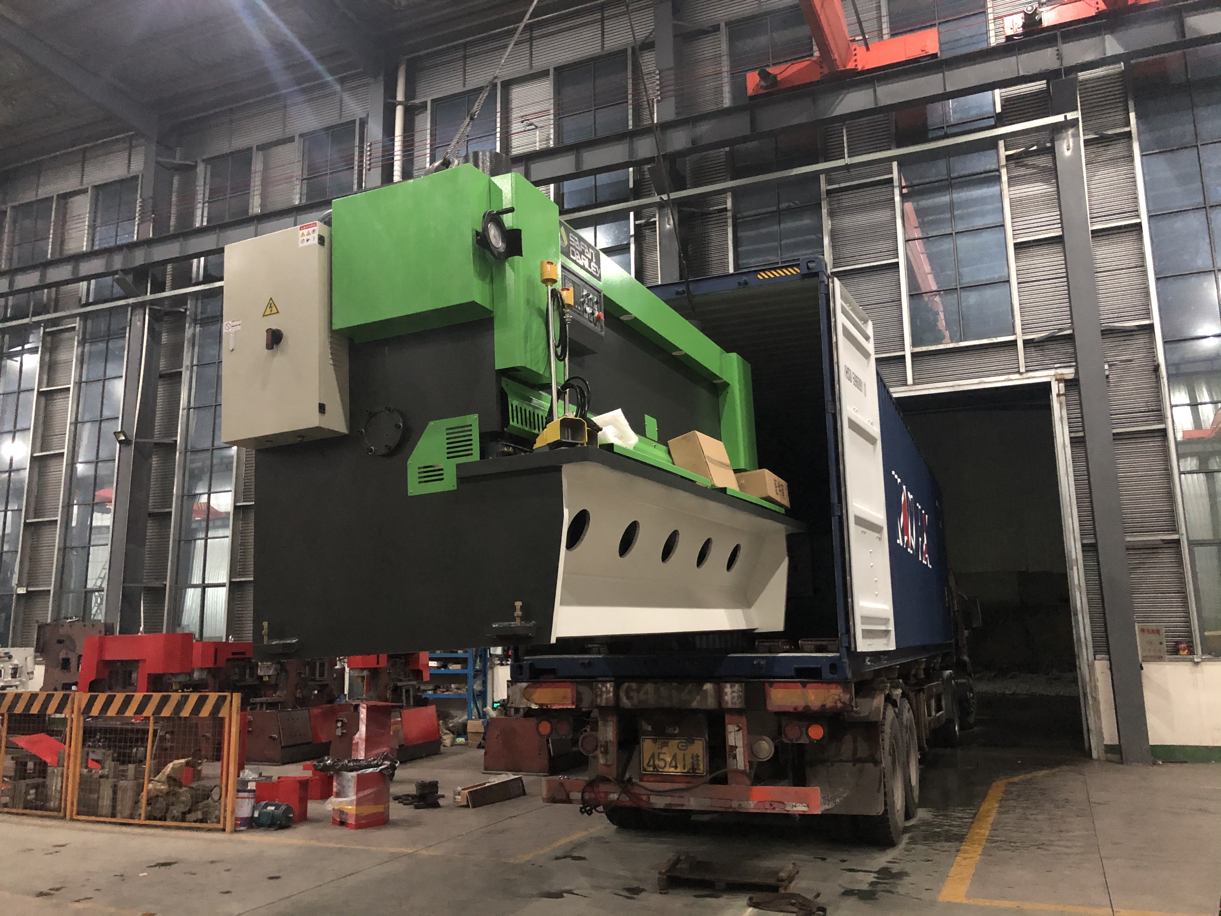 Shipping Containers-guillotine shearing machine 