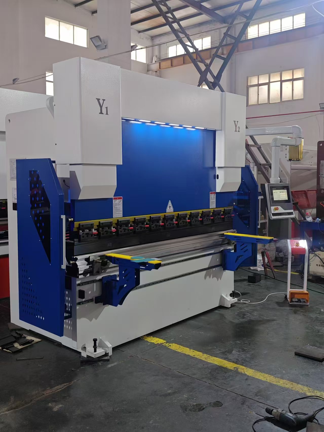 CNC HYDRAULIC PRESS BRAKE 110T2500 MM WITH DELEM DA53T 4+1 AIXS