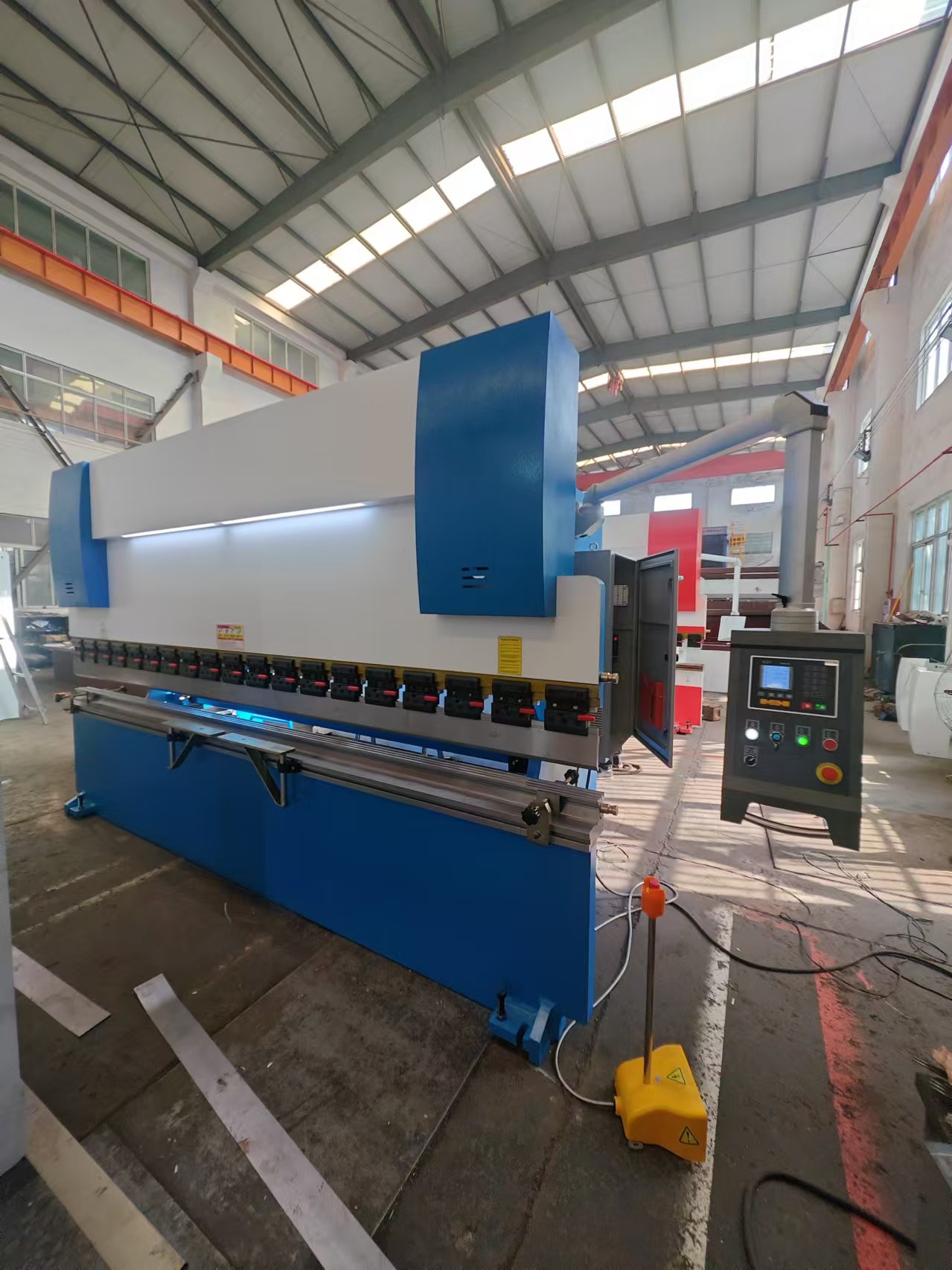 NC HYDRAULIC PRESS BRAKE WITH E21 SCREEN SYSTEM 125T4000